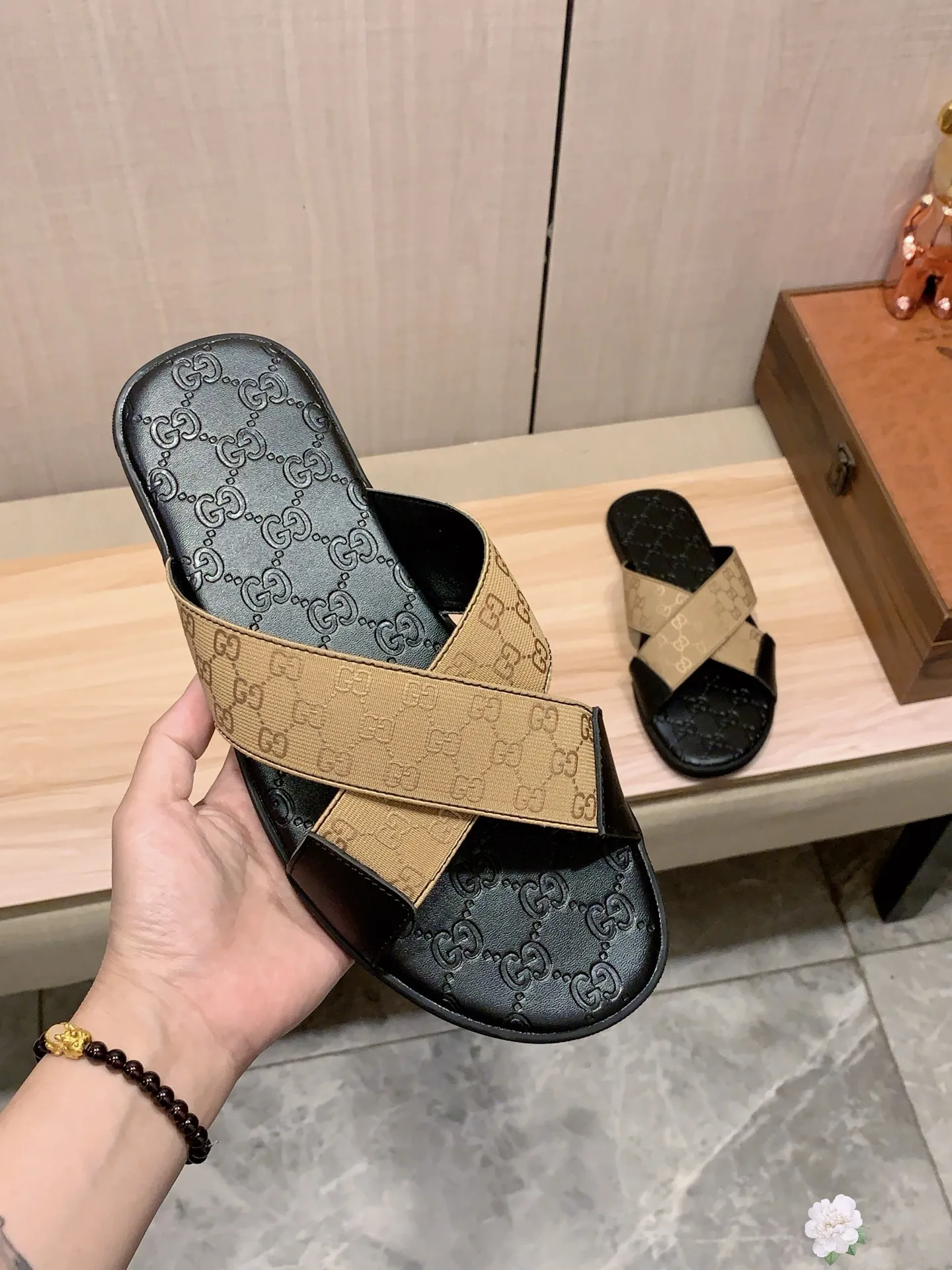 Slippers: New model: Factory price: 260💰💰🎩🎩🔥🔥《 Gucci* 》Series of slippers top purchasing agent🔍🔍Sold at the same time for men, original Italian imported webbing made of selected cowhide, exquisite workmanship,), sole: (super comfortable) original factory special sole, ⚠️exclusive double-layer movable molded sole super comfortable⚠️, real shot🎬the real thing is more beautiful🔍🔍266 regular code 38-44, can be ordered 45.